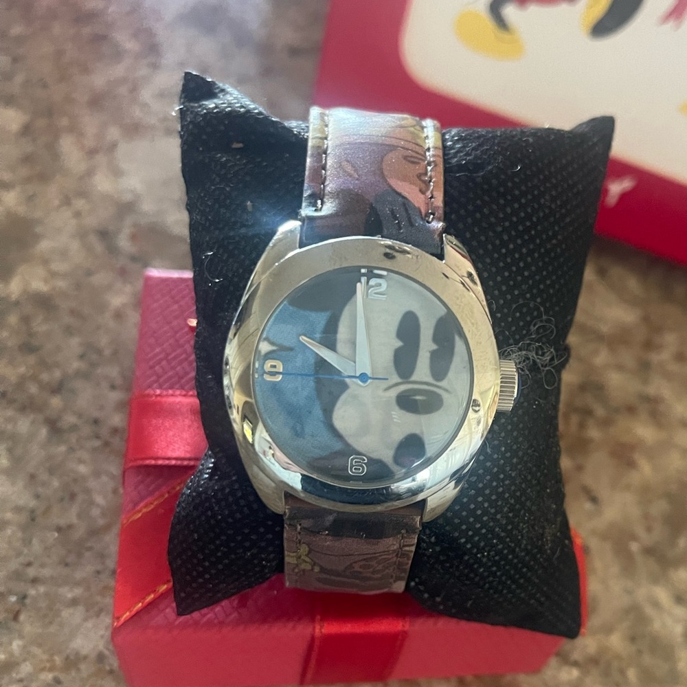 Perfect for any Micky Mouse fan! Mens watch with cute Micky face! Works great!